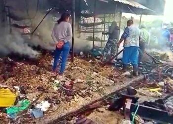 Incendio consume más de 100 puestos de venta en Montero, hay decenas de afectados