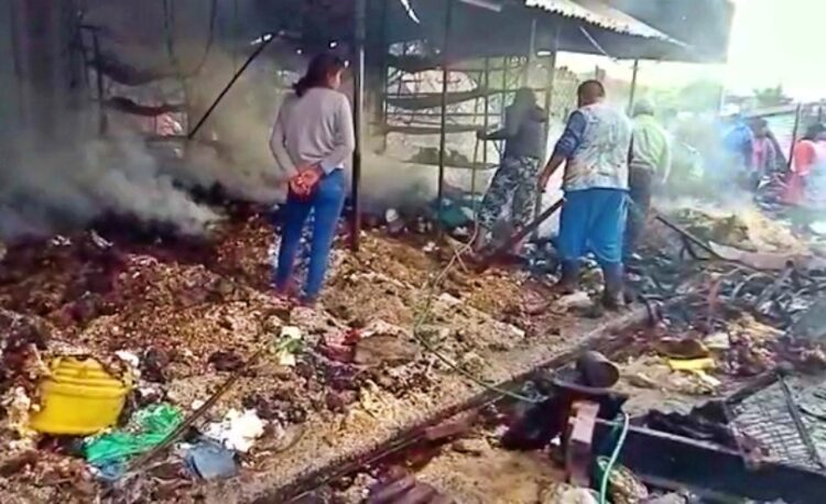 Incendio consume más de 100 puestos de venta en Montero, hay decenas de afectados