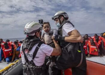 Paramédicos rescatan a los migrantes que naufragaron. Foto: Médicos sin Fronteras