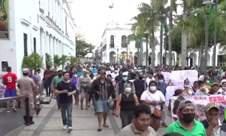 Gremiales cruceños marchan en rechazo a los anuncios de paro cívico indefinido
