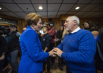 Maura Healey se convirtió en la primera gobernadora lesbiana de Estados Unidos.