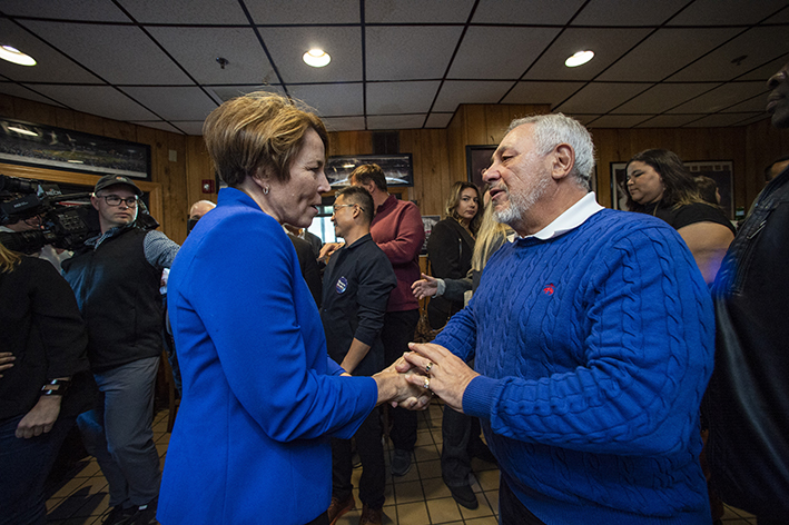 Maura Healey se convirtió en la primera gobernadora lesbiana de Estados Unidos.
