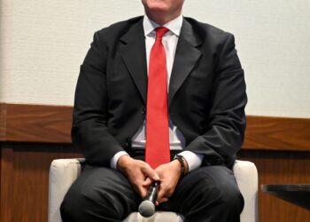 Destituyen al presidente del BID por un romance con una alta funcionaria de la institución
