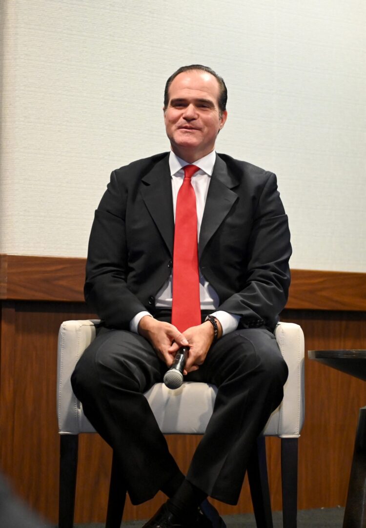 Destituyen al presidente del BID por un romance con una alta funcionaria de la institución
