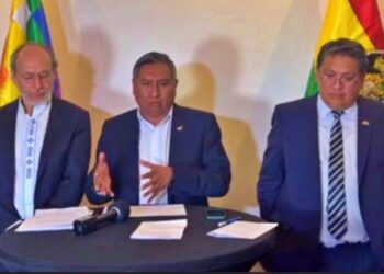 El canciller Rogelio Mayta y sus colaboradores en La Haya, sobre el caso Silala.