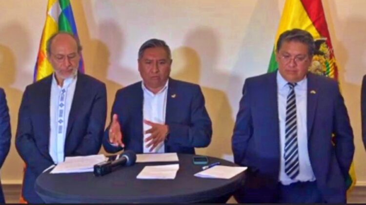 El canciller Rogelio Mayta y sus colaboradores en La Haya, sobre el caso Silala.