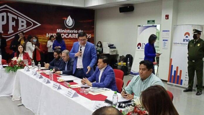 El ministro Sergio Cusicanqui en la mesa técnica de santa Cruz.