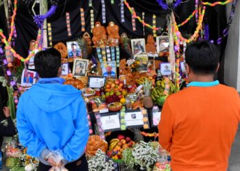 ¡Bienvenidas!, familias e instituciones reciben a las almas este Todos Santos
