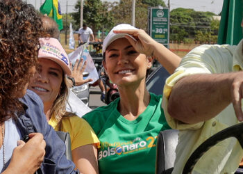 La primera dama de Brasil, Michelle Bolsonaro, desmintió este lunes una crisis matrimonial con su esposo, Jair Bolsonaro.