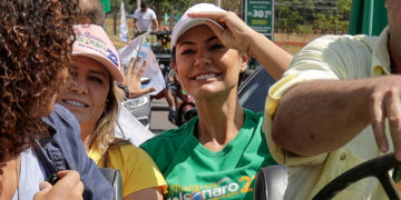 La primera dama de Brasil, Michelle Bolsonaro, desmintió este lunes una crisis matrimonial con su esposo, Jair Bolsonaro.