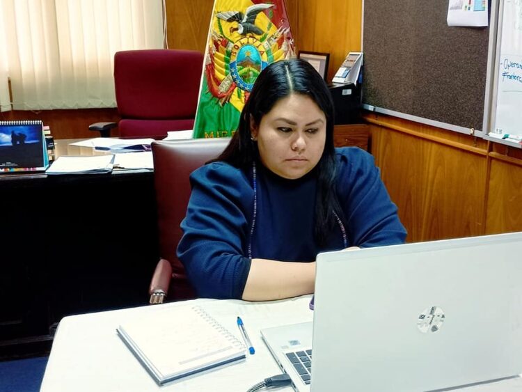 Migración desvincula a cuatro funcionarios y consigue retorno de pareja de ucranianos expulsada
