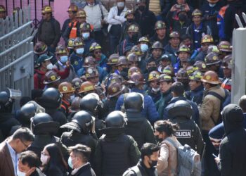 Mineros auríferos intentaron tomar la Línea Morada del Teleférico. Foto: Roberto ARANDA@APGNoticiasBo