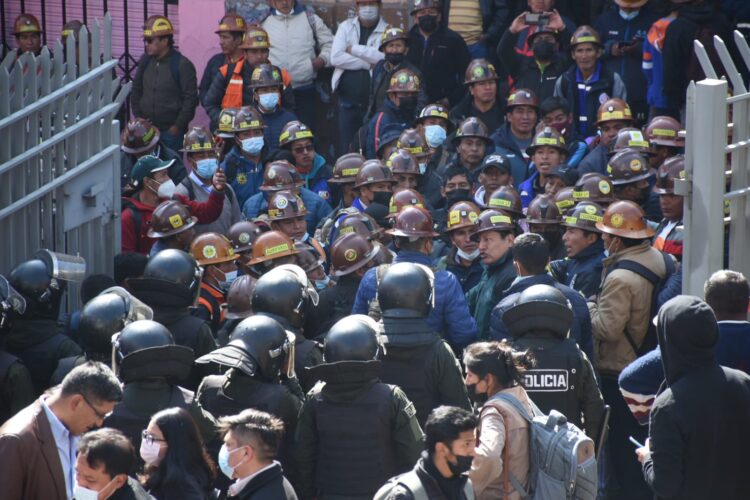 Mineros auríferos intentaron tomar la Línea Morada del Teleférico. Foto: Roberto ARANDA@APGNoticiasBo
