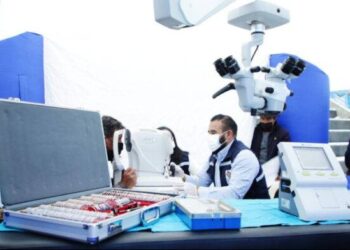 Una consulta médica sobre la salud ocular. Foto: Ministerio de Salud