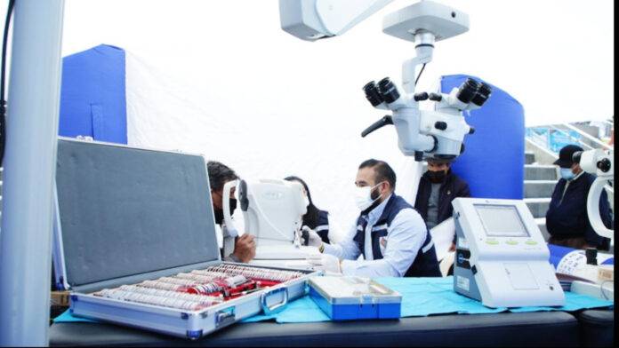 Una consulta médica sobre la salud ocular. Foto: Ministerio de Salud