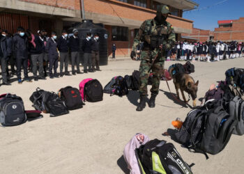 El plan ‘Mochila Segura’ es cuestionado, advierten violación a la privacidad de los niños