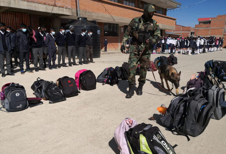 El plan ‘Mochila Segura’ es cuestionado, advierten violación a la privacidad de los niños