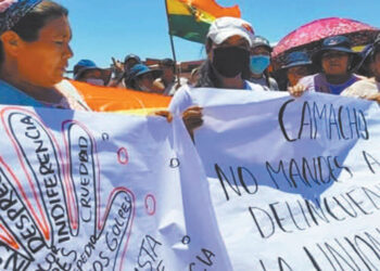 Mujeres gremiales acusan al gobernador de los saqueos y ataques sufridos en el Plan Tres Mil.