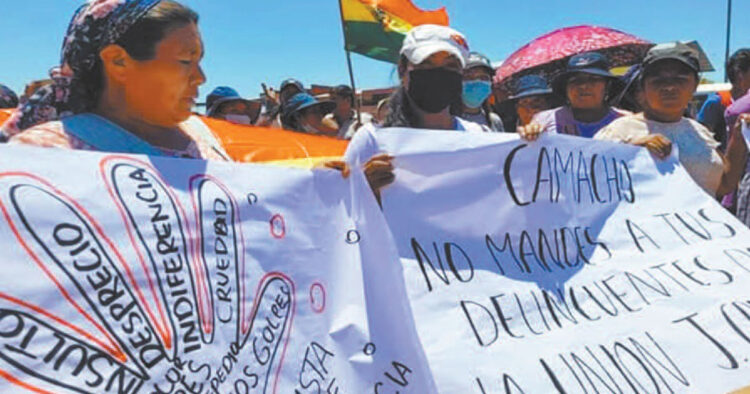 Mujeres gremiales acusan al gobernador de los saqueos y ataques sufridos en el Plan Tres Mil.