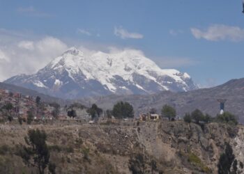 Dos personas sufren un accidente al escalar el Illimani