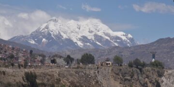 Dos personas sufren un accidente al escalar el Illimani