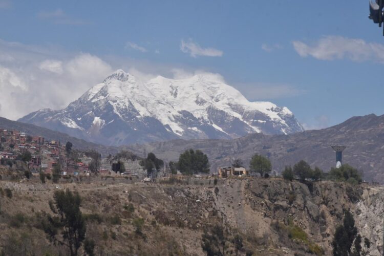 Dos personas sufren un accidente al escalar el Illimani