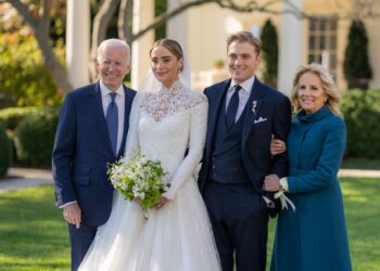 Biden, recibió en la Casa Blanca a los invitados de la boda de su nieta Naomi, en una ceremonia sin precedentes.