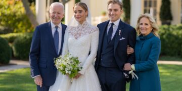 Biden, recibió en la Casa Blanca a los invitados de la boda de su nieta Naomi, en una ceremonia sin precedentes.