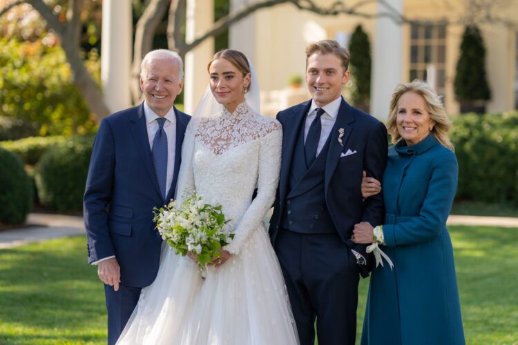 Biden, recibió en la Casa Blanca a los invitados de la boda de su nieta Naomi, en una ceremonia sin precedentes.