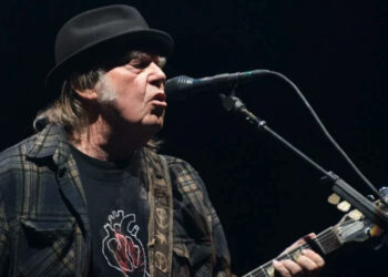 Spotify cede ante las críticas de Neil Young y combatirá desinformación sobre COVID-19