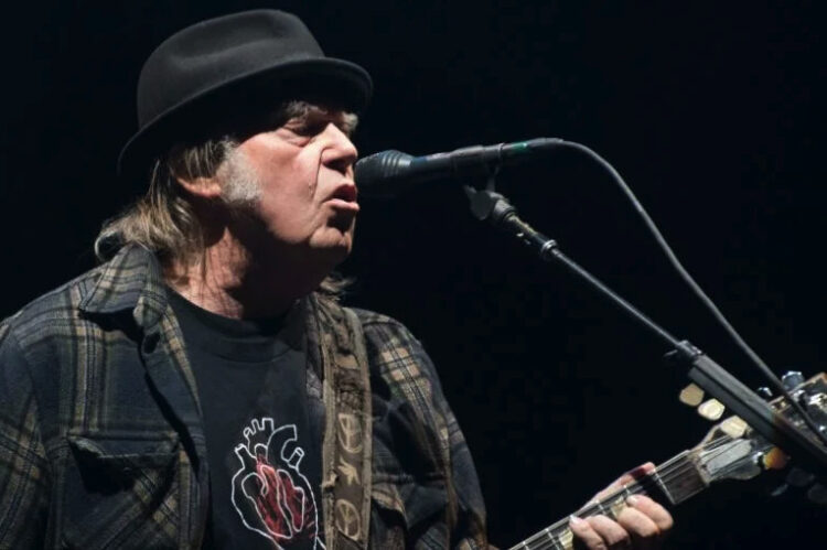 Spotify cede ante las críticas de Neil Young y combatirá desinformación sobre COVID-19