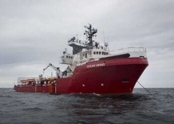 Barco humanitario ‘Ocean Viking’ busca puerto para desembarcar 466 migrantes