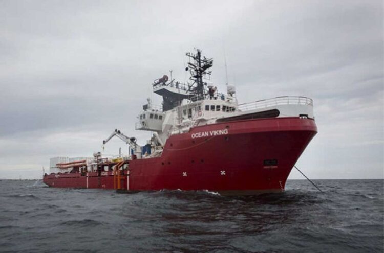 Barco humanitario ‘Ocean Viking’ busca puerto para desembarcar 466 migrantes