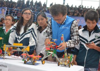 Una delegación de docentes y estudiantes para las olimpiadas. Foto: Comunicación
