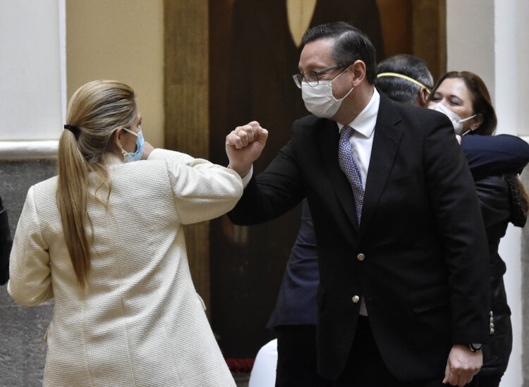 Jeanine Áñez felicita a Óscar Ortiz al nombrarlo ministro, en 2020. Foto: La Razón-archivo