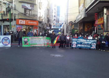 Trabajadores de la CNS cumplen paro contra gerente y bloquean el centro de La Paz