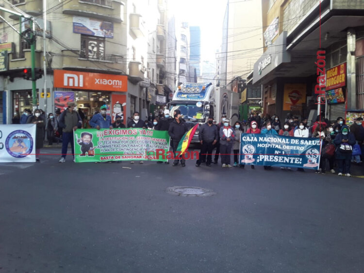 Trabajadores de la CNS cumplen paro contra gerente y bloquean el centro de La Paz