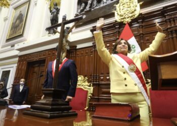 Vicepresidenta Boluarte asume la presidencia de Perú tras la destitución de Castillo