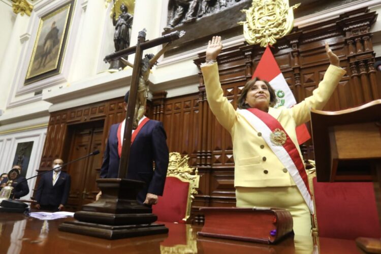 Vicepresidenta Boluarte asume la presidencia de Perú tras la destitución de Castillo