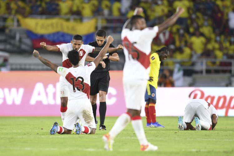 Perú encamina el rumbo; Colombia y Bolivia tambalean en premundial
