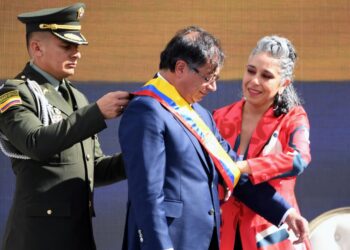 Petro es investido como primer presidente de izquierda de Colombia