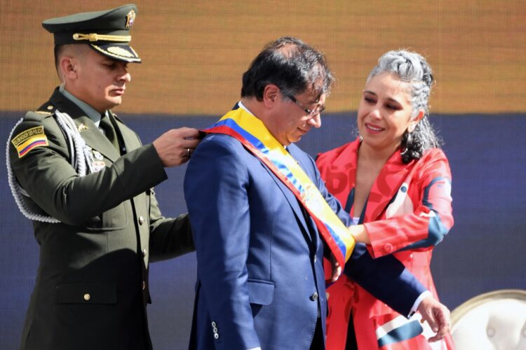 Petro es investido como primer presidente de izquierda de Colombia
