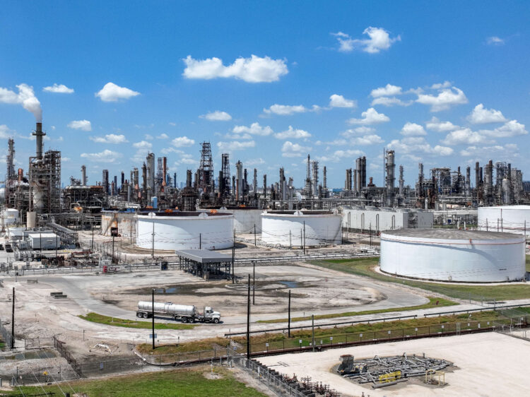 El petróleo continúa su recuperación impulsado por debilidad del dólar