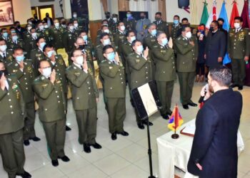 Del Castillo posesiona a ocho comandantes de la Policía, ratifica al de La Paz