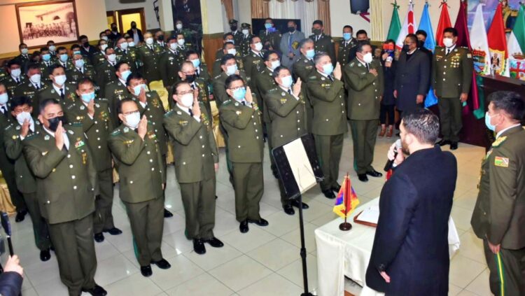 Del Castillo posesiona a ocho comandantes de la Policía, ratifica al de La Paz
