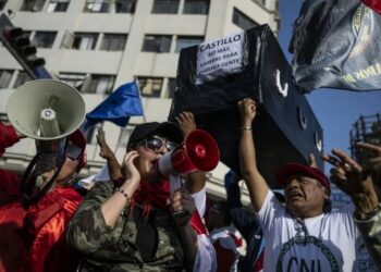 Miembros de un grupo de alto nivel de la OEA empezaron a llegar este domingo a Perú para analizar la crisis política en el país.