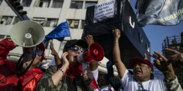 Miembros de un grupo de alto nivel de la OEA empezaron a llegar este domingo a Perú para analizar la crisis política en el país.