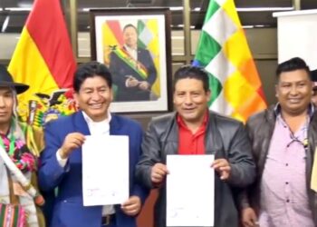 Édgar Montaño, Santos Quispe y un dirigente de Pacajes. Foto: Obras Públicas