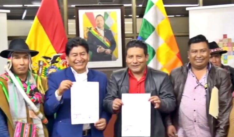 Édgar Montaño, Santos Quispe y un dirigente de Pacajes. Foto: Obras Públicas