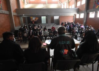El alcaldes Iván Arias, en reunión con padres de familia. Foto: GAMLP